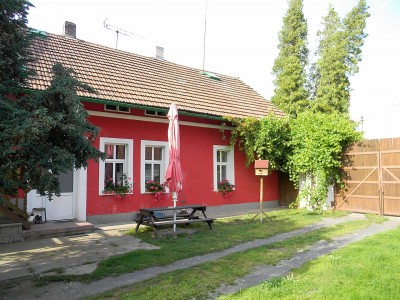 Prodej zemědělské usedlosti, byt 2+1 75 m2, stodola 180 m2, celková plocha pozemku 3430 m2,  Řisuty u Slaného