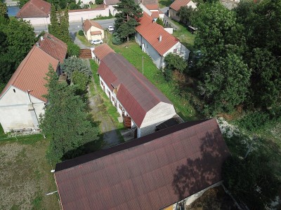 Prodej zemědělské usedlosti, byt 2+1 75 m2, stodola 180 m2, celková plocha pozemku 3430 m2,  Řisuty u Slaného