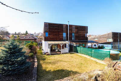 Prodej nízkoenergetického rodinného domu 5+kk s garáží (153 m2 +  2 terasy), zahradou (426 m2) , Jílové u Prahy