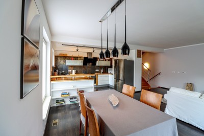 Prodej nízkoenergetického rodinného domu 5+kk s garáží (153 m2 +  2 terasy), zahradou (426 m2) , Jílové u Prahy