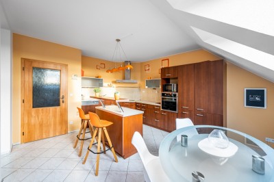 Pronájem podkrovního bytu 2+1 (77 m2) s parkovací stáním, Chýně okr. Praha - západ