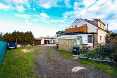 Rodinný dům 2x 2+1, pozemek 1651m2 Zličín
