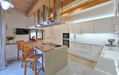 Prodej luxusní vily 5+1 a 3+1, pozemek 5 772m2, Praha - východ