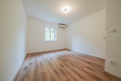 Prodej bytu 2+kk, 54m2 s předzahrádkou, Vinařice