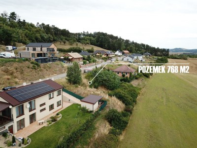 Zasíťovaný stavební pozemek 768m2 Žebrák