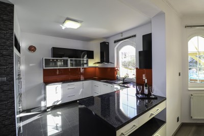 Pronájem RD 7+kk, pozemek 1083m2, Velké Přílepy, ulice Emy Destinnové