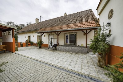 Prodej RD 4+1 + vejminek 2+1, 238m2, pozemek 496m2, Na Vápenici - Lišany