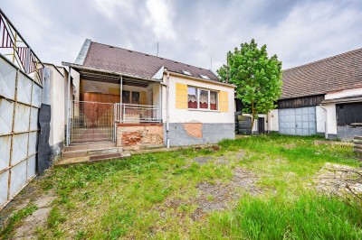Plzeň Božkov - RD s dvorem, stodolou a zahradou s přímým přístupem na Božkovský ostrov, pozemek 710 m2