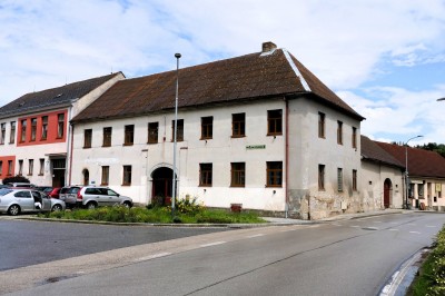 Dva domy tvořící uzavřený objekt (4 byty, kanceláře, sklad, stodola, zahrada) ve Studené, Jindřichův Hradec, pozemek 1135 m2