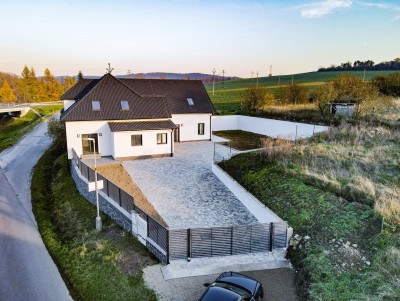 Rodinný dům 4+kk, 130 m2, dvě koupelny, terasa, zahrada, parkování - Beroun Chyňava