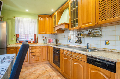 Pronájem RD 4+1 (114 m2), zahrada, terasa, pergola - Tmaň, Králův Dvůr, Beroun