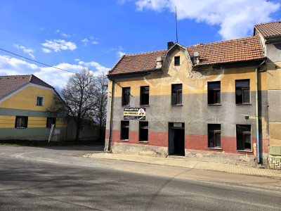 Peruc - městský patrový dům 4+kk, 110 m2, dvůr, parkování, pozemek 208 m2