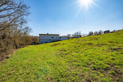 Loděnice  - stavební pozemek 915 m2 vč. inž. sítí a vydaného stavebního povolení