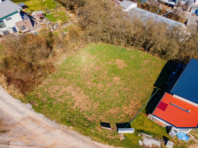 Loděnice  - stavební pozemek 915 m2 vč. inž. sítí a vydaného stavebního povolení