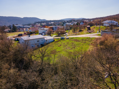 Loděnice  - stavební pozemek 915 m2 vč. inž. sítí a vydaného stavebního povolení
