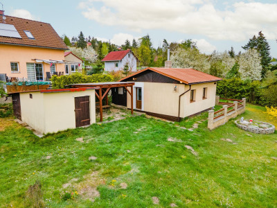 Prodej zděné chaty 2+1 u Nového Strašecí s velkým pozemkem 1300 m2