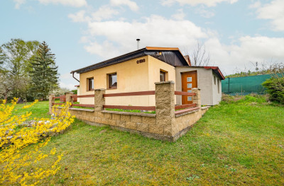 Prodej zděné chaty 2+1 u Nového Strašecí s velkým pozemkem 1300 m2