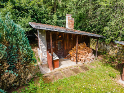 Chata 36 m2 s krbem, vlastní pozemek 549 m2, studna, terasa, pergola s grilem