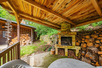 Chata 36 m2 s krbem, vlastní pozemek 549 m2, studna, terasa, pergola s grilem